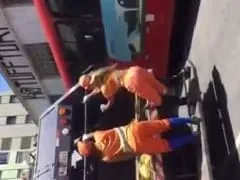Montre sa danse nerveuse sur le toit d’un camion à ordures à et un groupe d’amis filment le tout.