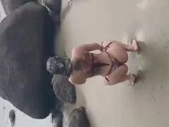 New Girl From Búzios – RJ joue du funk sur la plage, demande à son ami de la filmer en train de se rouler et de pousser ses belles fesses vers le haut.