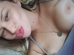 Une blonde chaude a sorti ses seins pour séduire dans une vidéo amateur et a touché sa chatte – Amateur