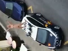 Une blonde monte nue dans une voiture en désobéissant à la quarantaine à Torremolinos en Espagne et la police l’arrête – amateur
