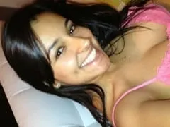 Brunette très mignonne de Niterói – RJ se donne à fond et laisse son partenaire fou de chaleur dans la baise amateur.
