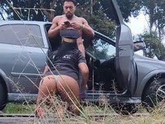 Brune coquine suçant son ami sur le bord de la route