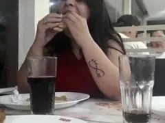 Est allée chez Habbib’s avec un client intime et il a filmé sa chatte délicieuse sous la table – Amateur
