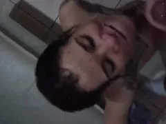 Tattooed a payé une pipe nerveuse à son petit ami et a reçu beaucoup de lait sur son visage de salope.