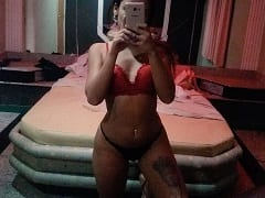 La délicieuse call-girl carioca Paula fait une fellation à son client spécial et rebondit sur son dos avec brio.