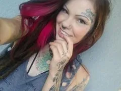 Une rastafari de 24 ans, enregistre une vidéo amateur dans laquelle elle se montre nue et prend des photos de son corps parfaitement tatoué – RJ