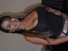 Est rendue à Villa Mix pour profiter d’un bal, mais elle est devenue trop folle et a commencé à se déshabiller devant tout le monde.