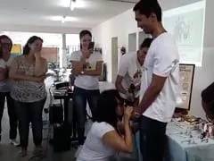 Un enseignant surpris d’emmener ses élèves sur le patio et de leur donner une leçon pratique sur la manière d’enfiler un préservatif avec la bouche