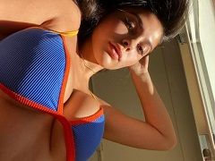 Délicieuse brune suçant et s’exhibant nue